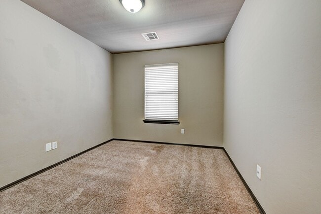 Building Photo - Spacious 3-Bedroom Home in Yukon – Modern ...