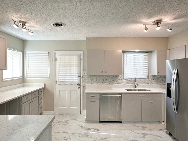 Building Photo - 141 N White Station Rd