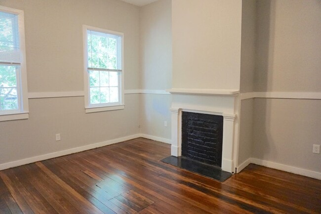 Building Photo - 3 BED | 2 BATH | PRIVATE PATIO | WALK TO FORSYTH
