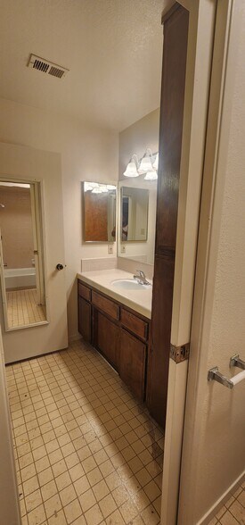 Building Photo - 5913 Auburn Oaks Dr