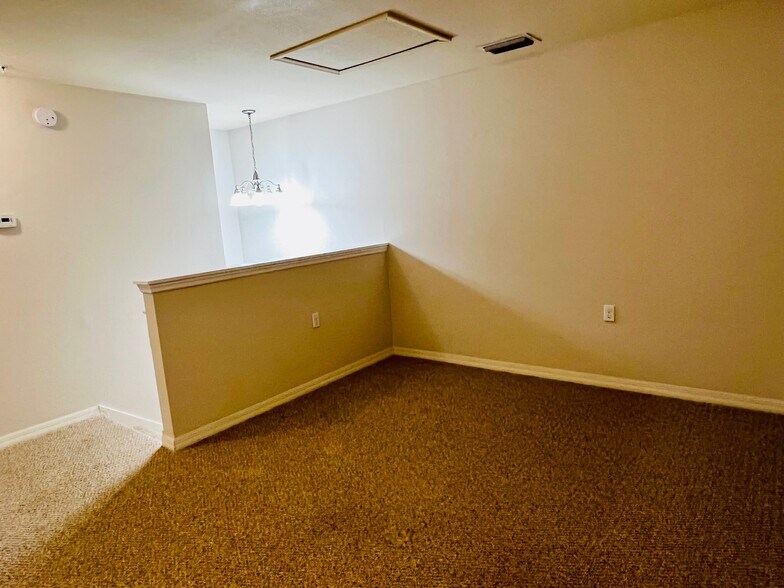 Building Photo - 9093 Gervais Cir