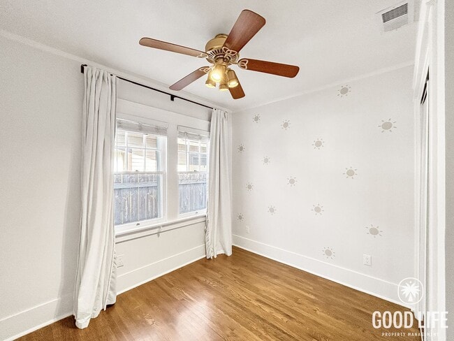 Building Photo - Beautiful 3BD/2.5BA W/ A/C and In-Unit Laundry in Mission Hills!