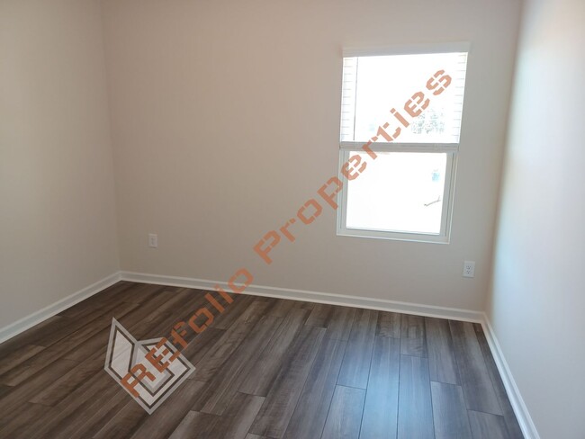Building Photo - Bright and Airy! 5 Bedrooms 3 Bathrooms Ho...