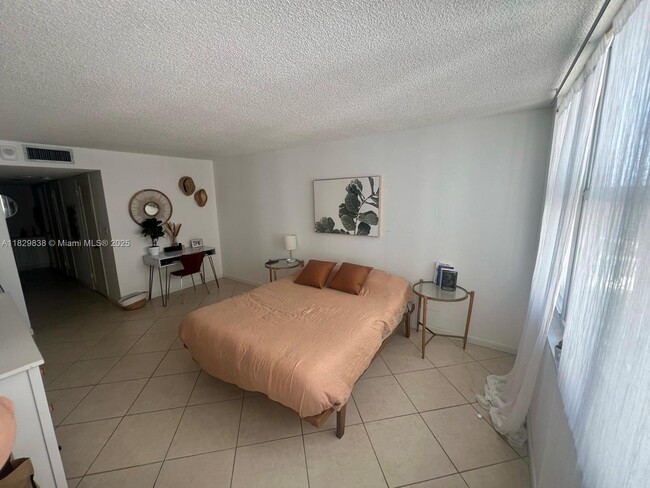 Building Photo - 6039 Collins Ave