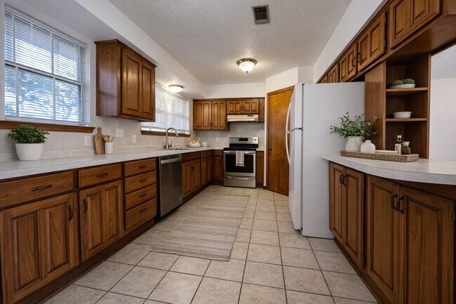 Building Photo - 1220 Kelving Way