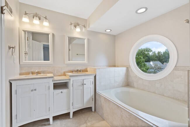 Building Photo - 9401 Rosmarin Way