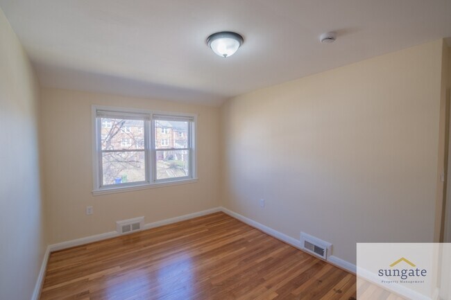 Building Photo - 1444 Meridene Dr