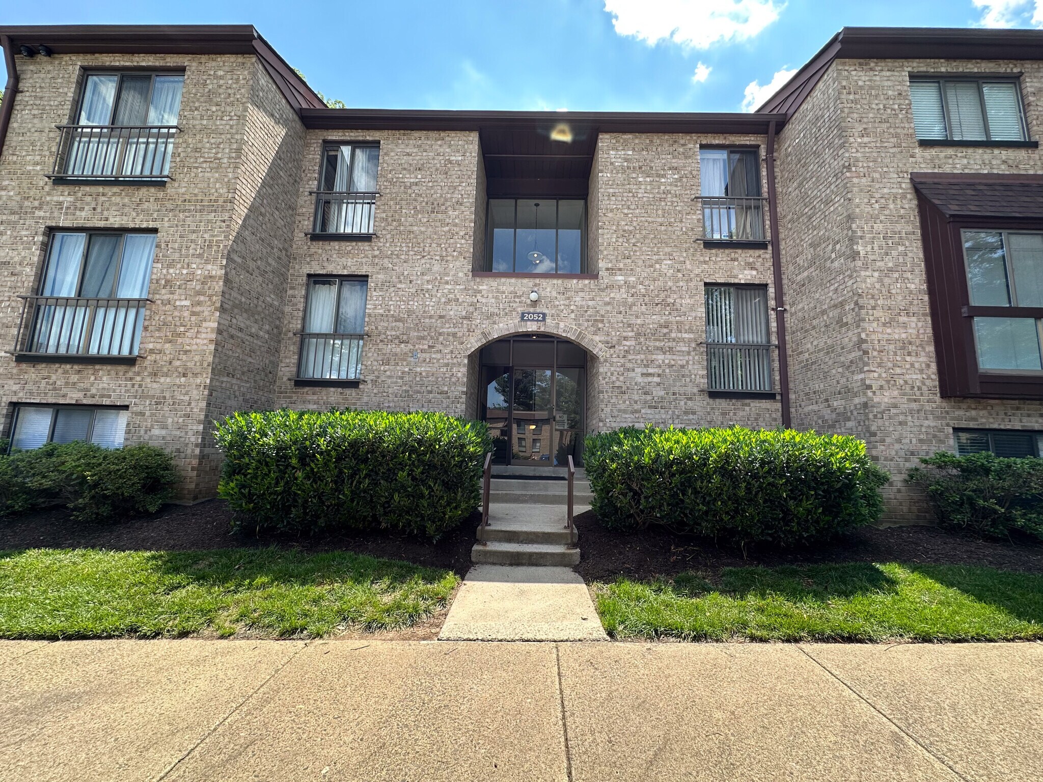 Building Photo - 2052 Royal Fern Ct