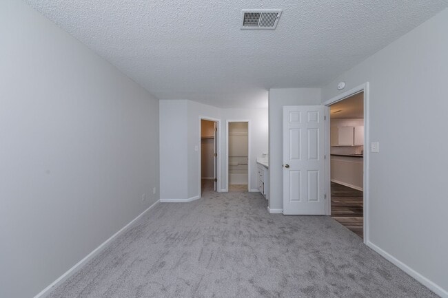 Building Photo - TWO ENSUITES!