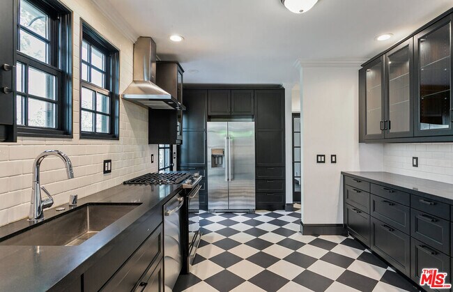Building Photo - 508 N San Vicente Blvd