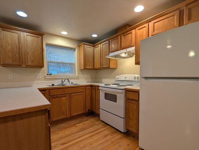 Building Photo - Spacious 3-Bedroom, 2-Bath Townhouse Near River Road In Eugene!