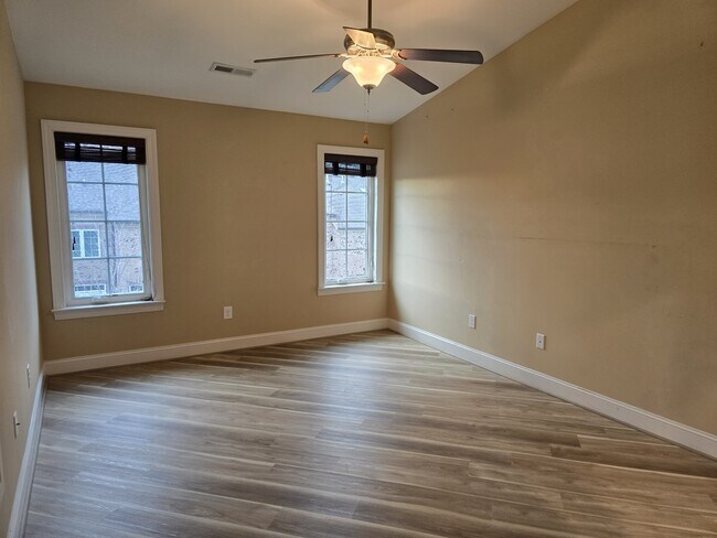 Building Photo - 716 Carneros Ci