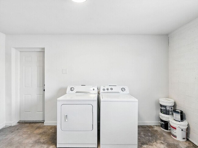 Building Photo - Fully upgraded home with garage!