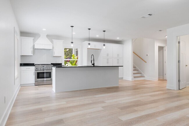 Building Photo - Four Bedroom Four Bath Home