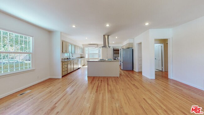 Building Photo - 1107 S Bundy Dr