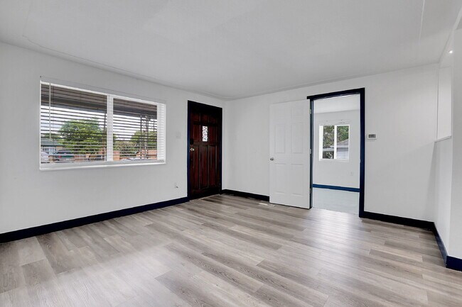 Building Photo - $2,550 - 3 Bed, 2 Bath Updated Home in Den...