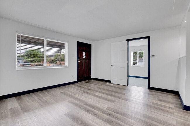 Building Photo - $2,850 - 3 Bed, 2 Bath Updated Home in Den...