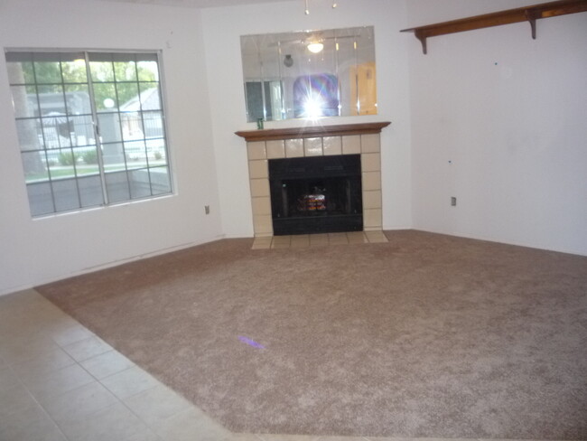 Building Photo - **SPECTACULAR 2br/2ba/Den - 1089 SQFT - CO...