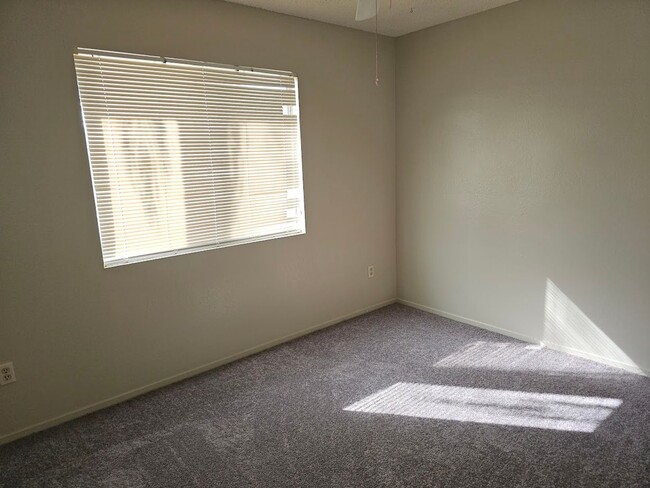 Building Photo - 3 Bd 2 Ba Home in South Bakersfield