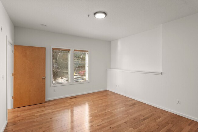 Building Photo - North Portland Recently Renovated Condo