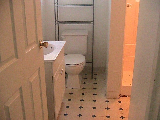 Building Photo - 4-5 bedroom home located on Oakland Ave, o...