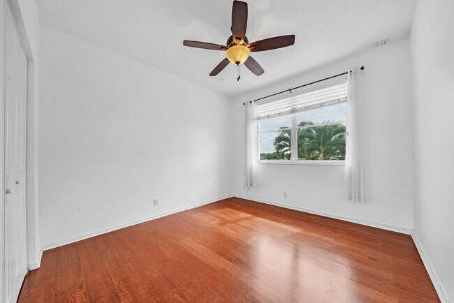 Building Photo - 5878 Bay Hill Cir