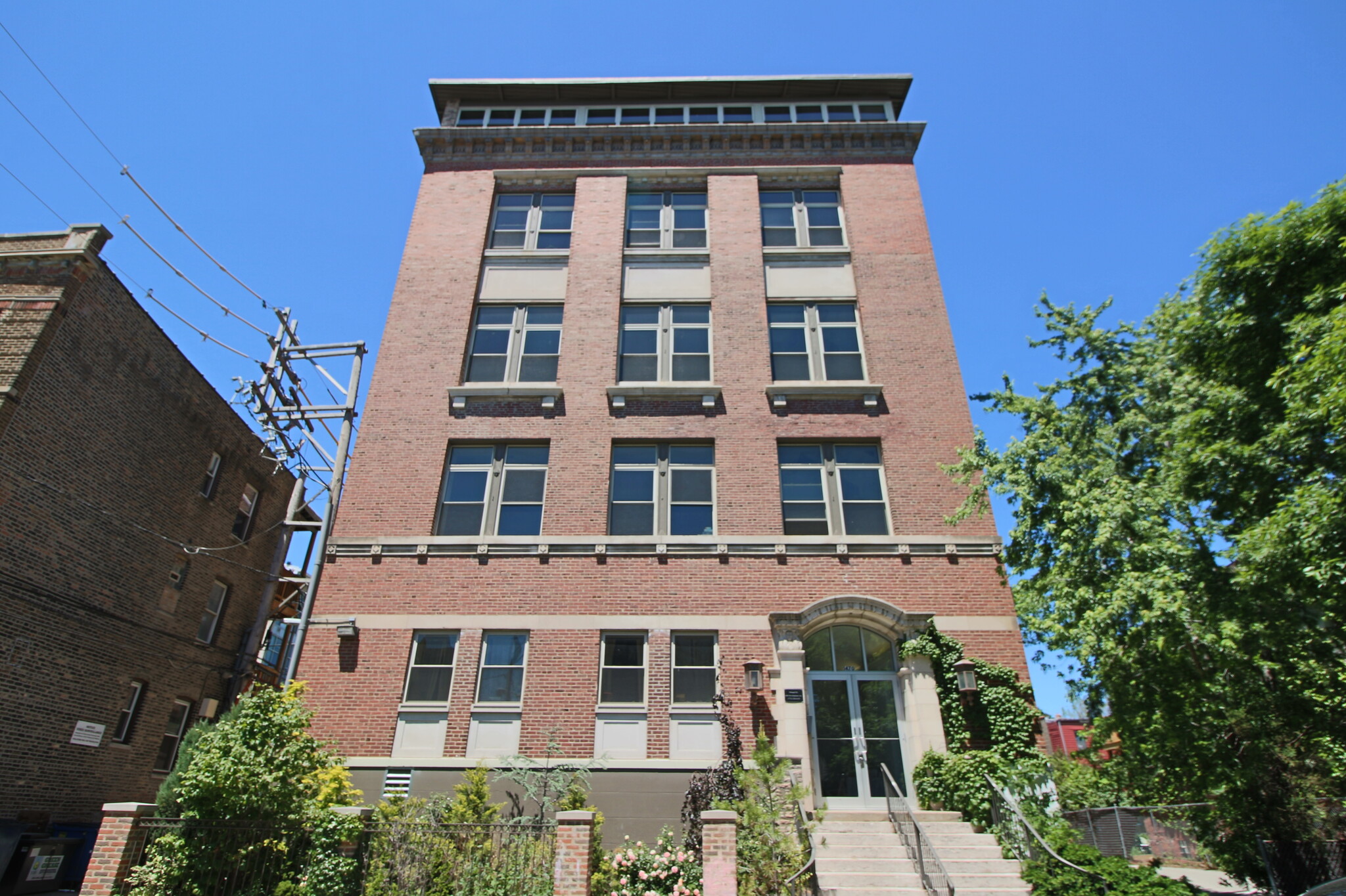 Building Photo - 1470 W Carmen Ave