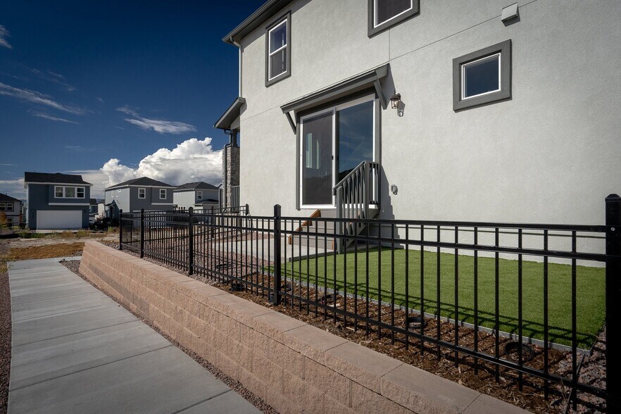 Building Photo - 6373 Scrabble Vw