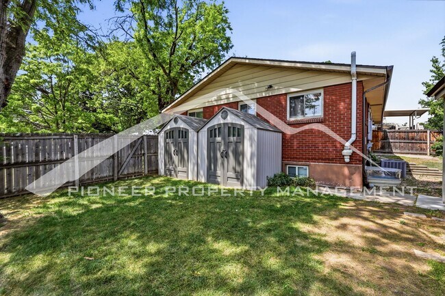 Building Photo - Spacious Duplex with Central AC and Washer/Dryer