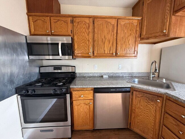 Building Photo - Move-in Ready 2 bed 1 bath home in Sacramento