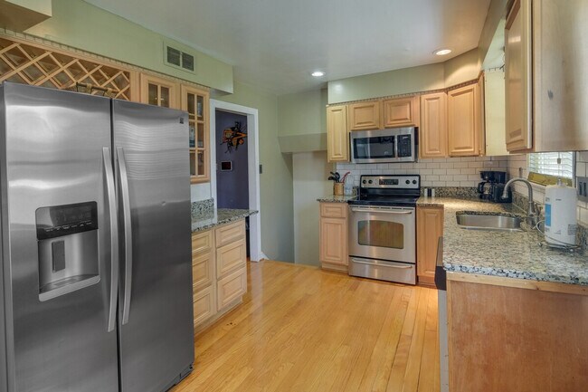 Building Photo - 9305 Pine View Ln