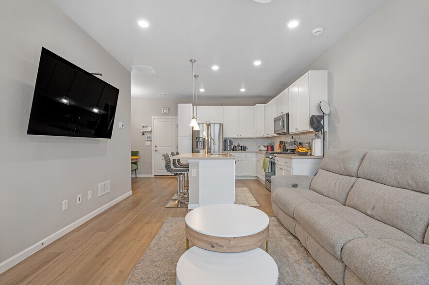 Building Photo - 1837 S Poplar Ct