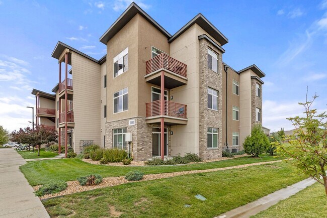 Building Photo - Clean and Modern Ground-Floor Condo with C...