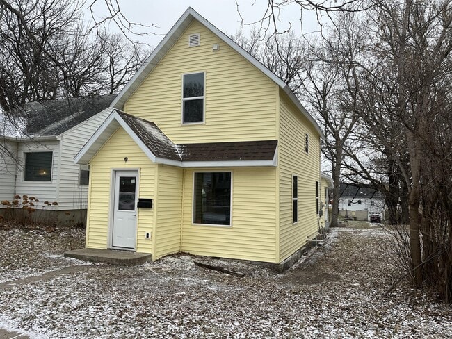 Building Photo - 725 W Cavour Ave