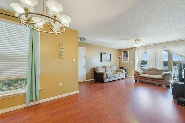 Building Photo - 512 Orange Dr