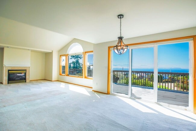 Building Photo - Lovely Mid-Island Home Available August 19th!