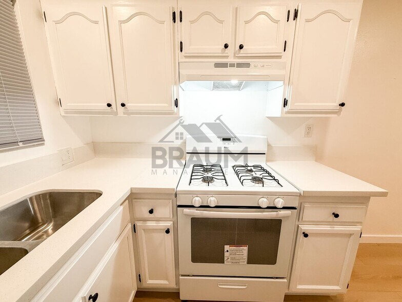 Building Photo - 4632 Laurel Canyon Blvd