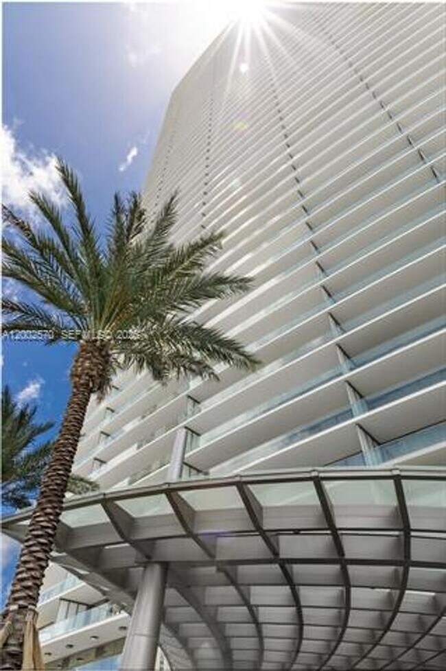 Building Photo - 18975 Collins Ave