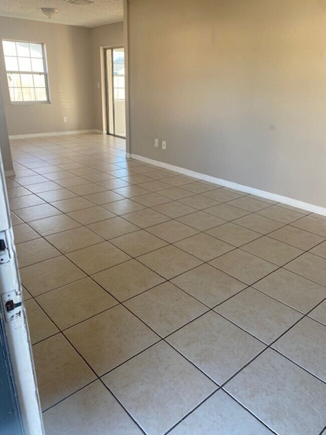 Building Photo - 2 Bed 1 Bath Home | Single Car Garage | Pet Friendly with Fenced Yard | Washer Dryer Hook Ups | S...