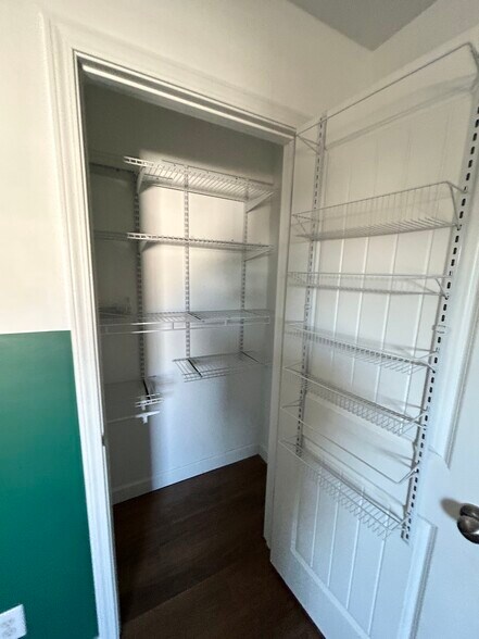 Building Photo - 301 Kraft St