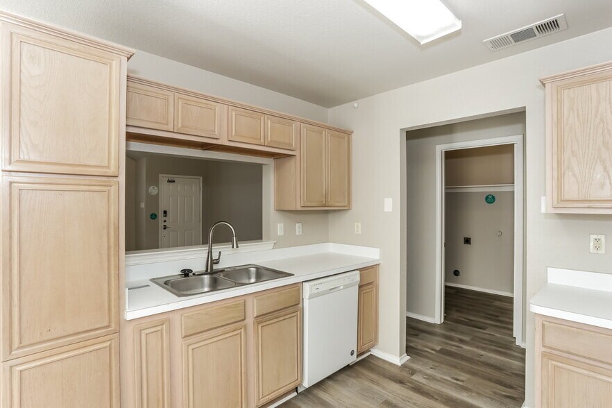 Building Photo - 1402 Gray Dawn Dr