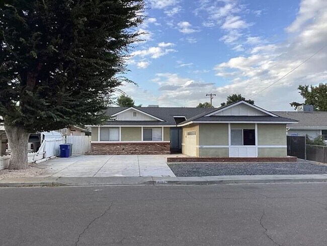 Primary Photo - Well Kept Home in quite area of town