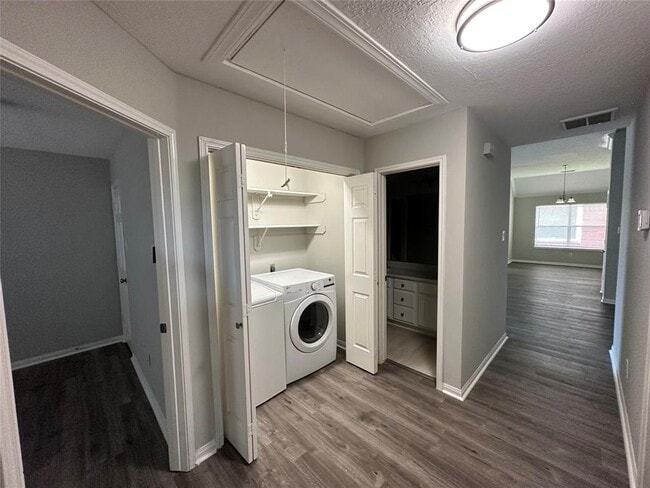 Building Photo - 806 Legend Spring Dr