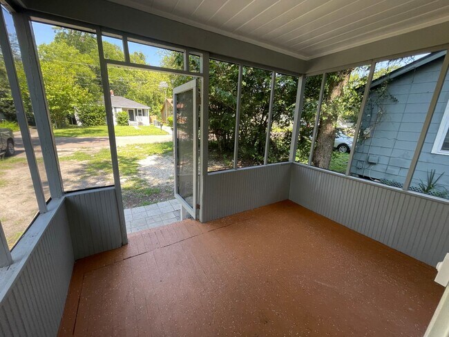 Building Photo - 4/2 Single Family Home : Available Now!