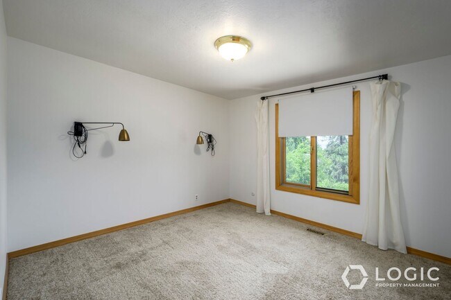 Building Photo - Beautiful Home in Prime Location!