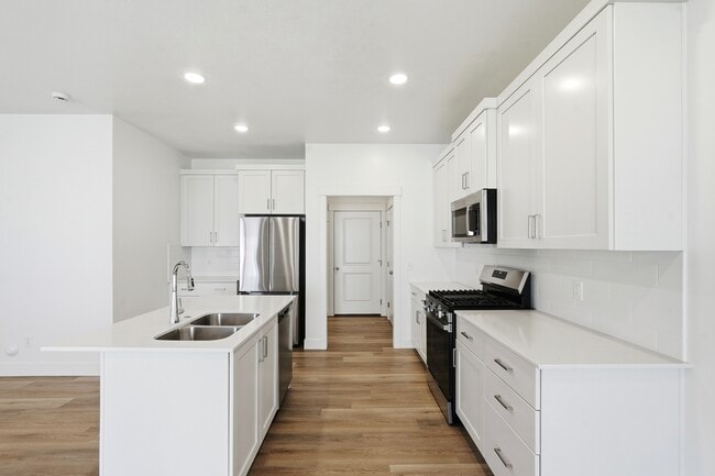 Building Photo - 613 W 550 N
