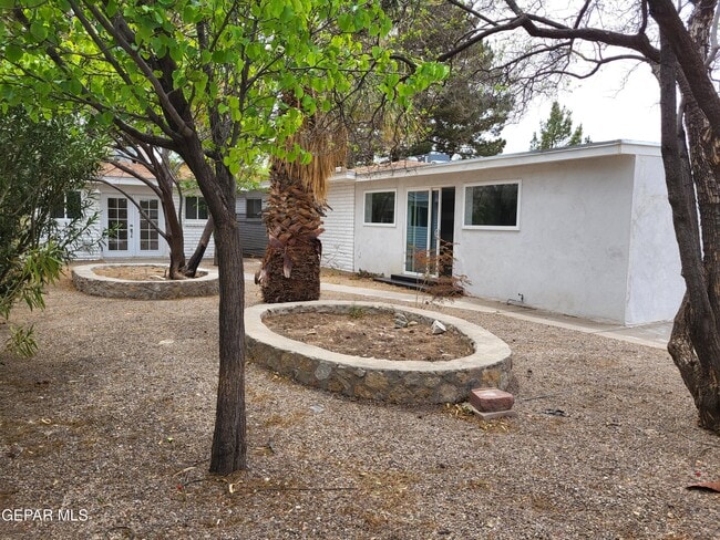 Building Photo - 806 Cortijo Dr