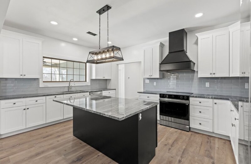 Building Photo - 100 Seven Oaks Dr