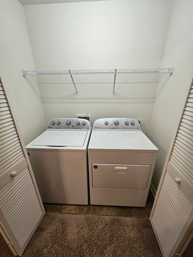 Building Photo - Townhome Close to the Beach!