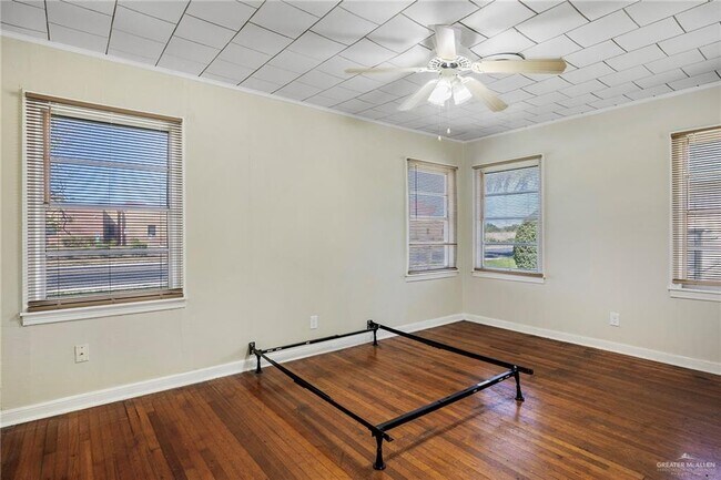 Building Photo - 518 E Kelly Ave
